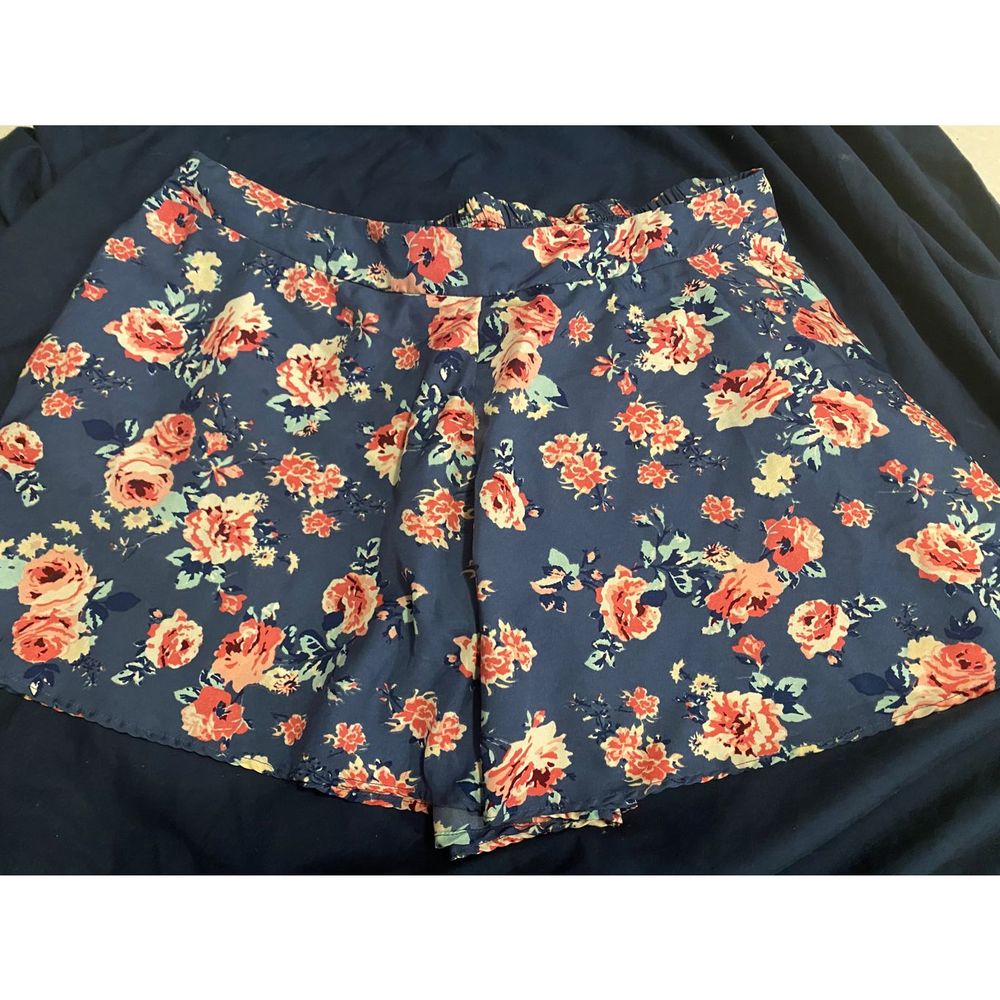 Charlotte Russe silky light weight shorts size large